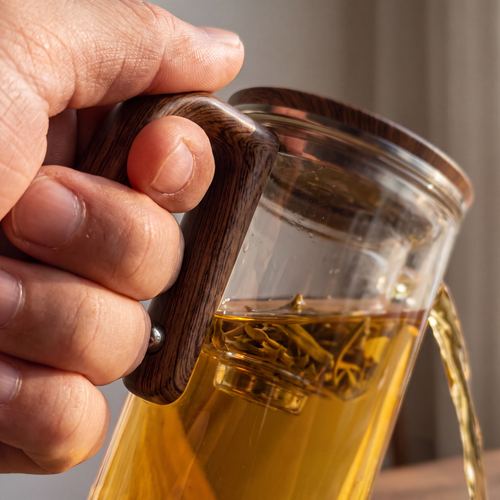 Tea pouring clean and drip-free